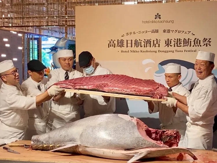 現場由日料餐廳總料理長操刀上演「黑鮪魚解體秀」。莊偉祺攝