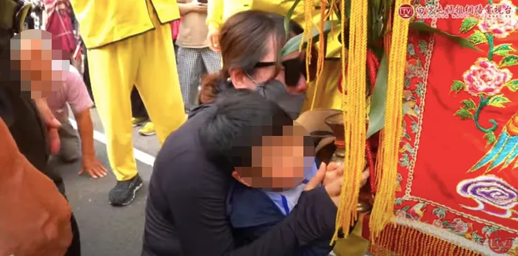 母親帶著腦幹罹患惡性膠質瘤的孩子向白沙屯媽祖祈求。翻攝自白沙屯媽祖網路電視台