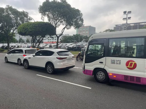 未注意前方路況 遊覽車追撞小客車釀2傷
