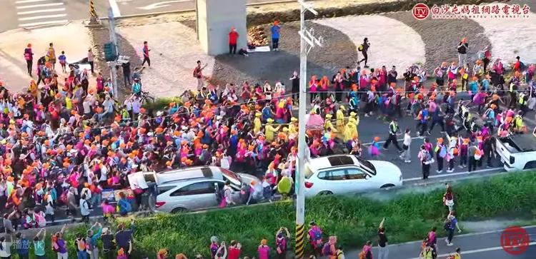 大批信眾頭戴粉紅色帽子簇擁「粉紅超跑」，空拍畫面可見一條長長人龍。翻攝白沙屯媽祖網路電視台