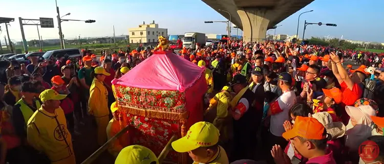 白沙屯媽祖乘坐「粉紅超跑」展開9天8夜的北港朝天宮進香之旅。翻攝白沙屯媽祖網路電視台