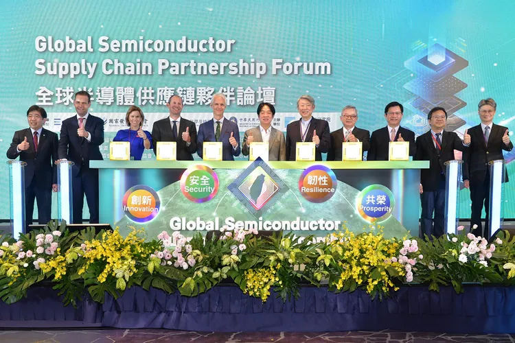 工研院舉辦「全球半導體供應鏈夥伴論壇」，匯聚國內外半導體重量級供應業者共襄盛舉。左起為工研院院長劉文雄、荷蘭在台辦事處副代表馬得斯、英國在台辦事處代表包瓊郁、歐洲經貿辦事處處長谷力哲、美國在台協會副處長柯傑民、總統賴清德、經濟部部長郭智輝、行政院政委兼國科會主委吳誠文、外交部部長林佳龍、國發會副主委詹方冠、國科會常務副主委蘇振綱。工研院提供