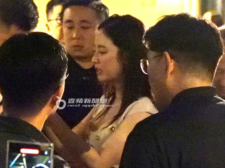 宋智孝認真真誠地幫粉絲簽名中。特勤中心攝