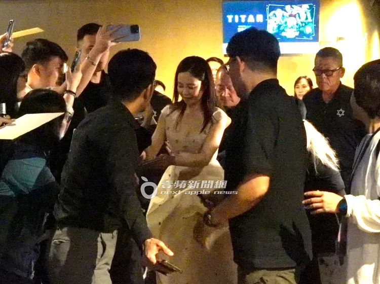 宋智孝在影廳待了2小時，離場前幫外頭百位粉絲瘋狂簽名。特勤中心攝