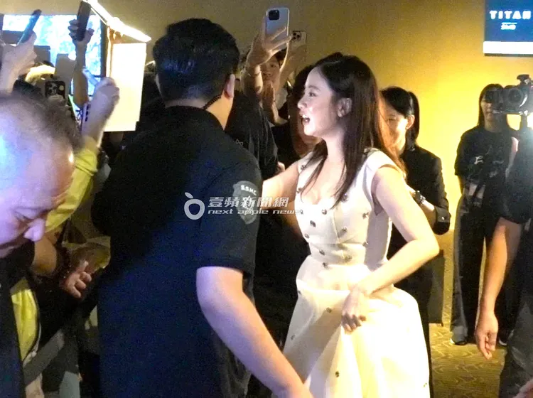 宋智孝爆乳好身材在粉絲眼前若隱若現。特勤中心攝