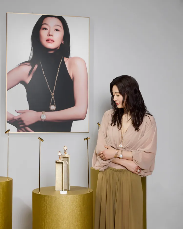 全智賢戴上SIXTIE系列18K玫瑰金鑽石腕錶，搭配Possession珠寶。品牌提供