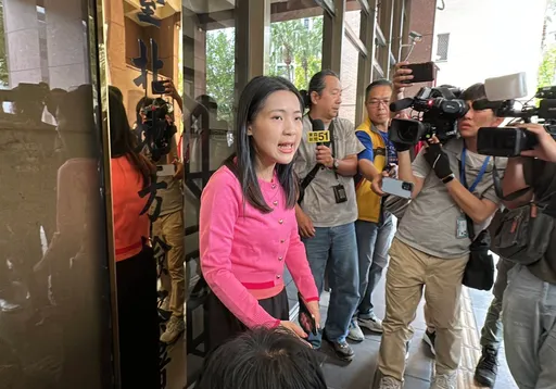 手臂遭柯建銘斷杖擊中怒告　徐巧芯出庭！等嘸道歉「不會和解」