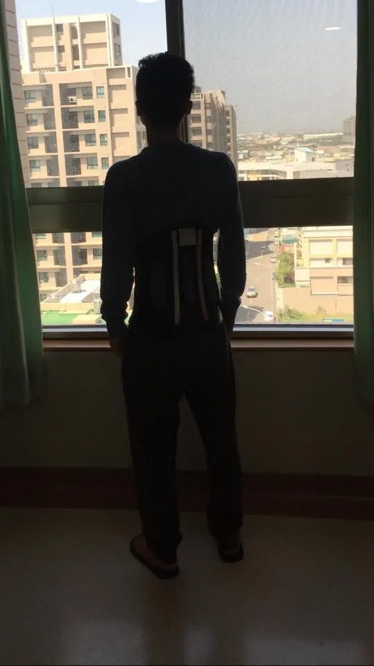 方順吉35 歲又在烏日林新醫院再開一次並裝上固定器。本人提供