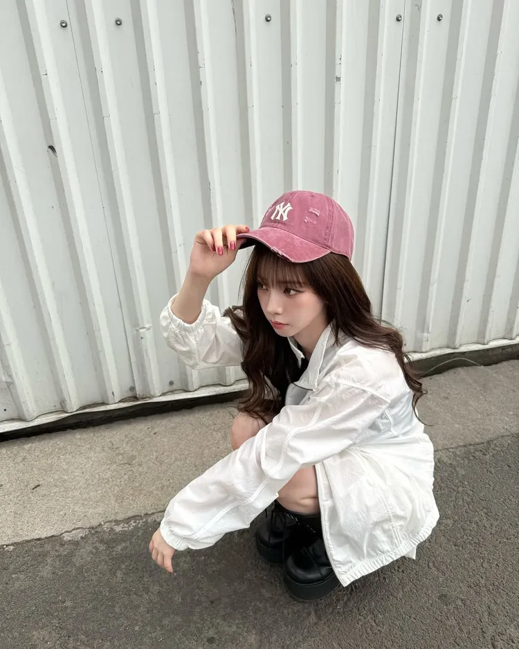 Karina以休閒外套、棒球帽示範率性又不失甜美的風格。翻攝Karina IG