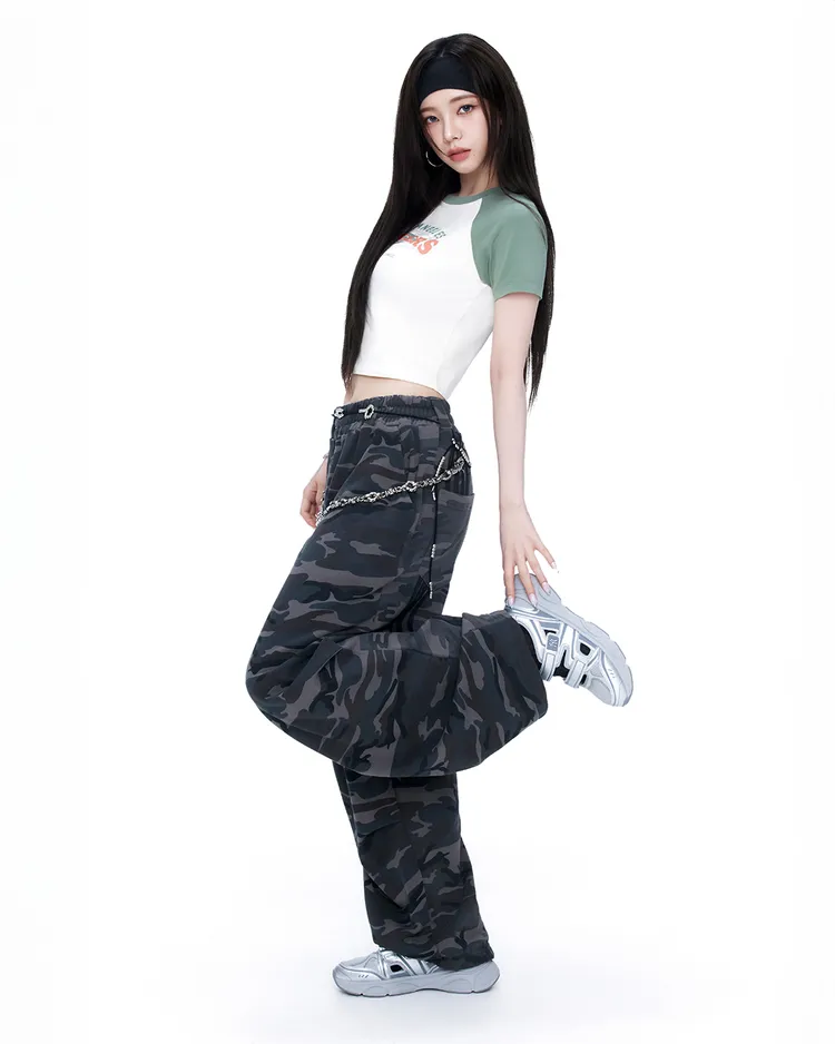 Karina示範街頭風辣妹穿搭。翻攝mlbkorea_taiwan IG