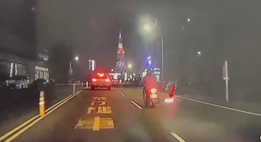 駭人影片!民眾燒老鼠「一顆火球馬路狂竄」 騎士嚇壞急煞