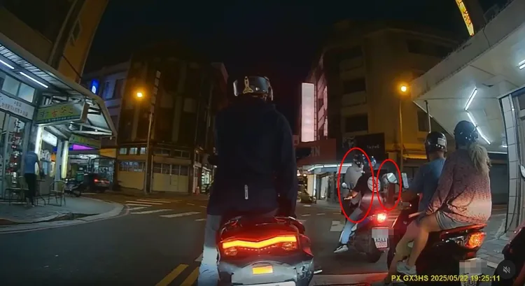 年輕男騎士扶老太太過馬路後，老太太疑似回頭向年輕男騎士道謝。市民代表莊國輝提供