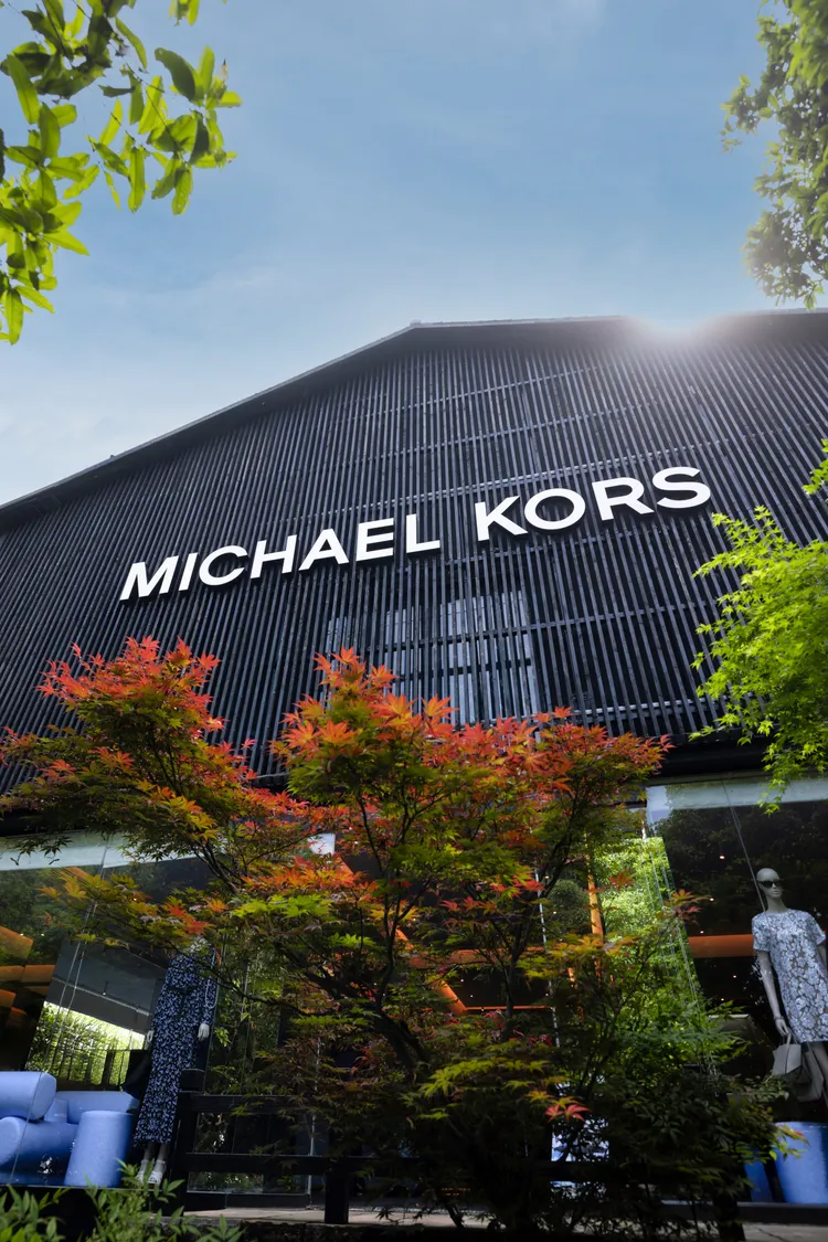 MICHAEL KORS在中國杭州西湖龍井山腳下開設期間限定的Jordi小折包快閃茶館。品牌提供