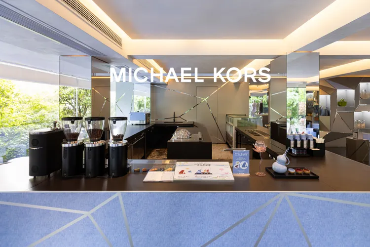 MICHAEL KORS在中國杭州西湖龍井山腳下開設期間限定的Jordi小折包快閃茶館。品牌提供