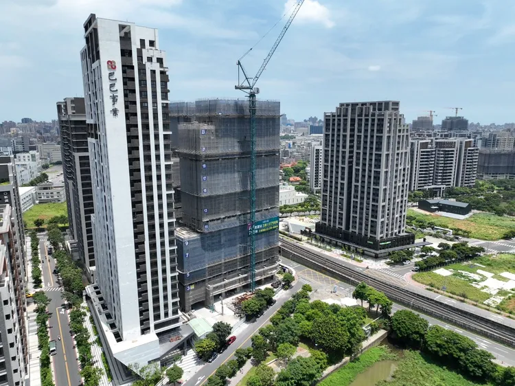 桃園市因推動產業升級、軌道建設，帶來大量就業、通勤人口移入，挹注預售交易量能，2025第一季前十大預售交易熱區桃園就有六個行政區上榜。永慶房產集團提供