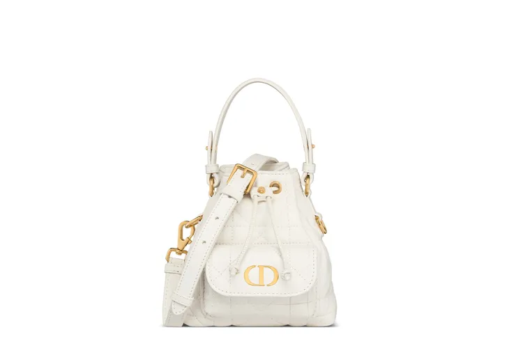 Dior Caro白色籐格紋小羊皮迷你水桶包，10萬元。品牌提供