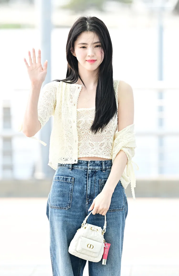 韓素希的膚色簡直要跟衣服一樣白。品牌提供