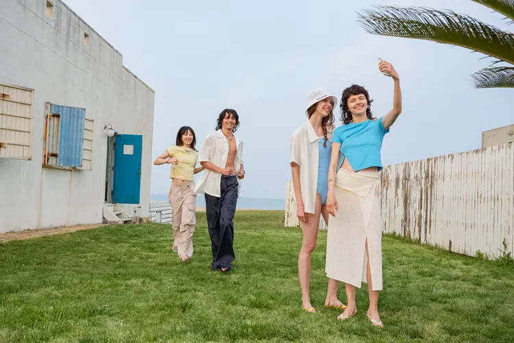 夏季系列以度假氛圍為主題。品牌提供