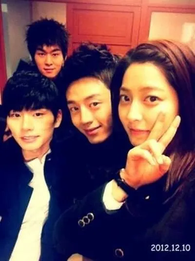 朴世榮（右）、郭正旭（後排左）因《學校2013》結緣。翻攝朴世榮X