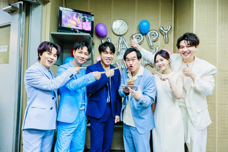 陳孟賢（左起）、陳隨意、許志豪、康康、杜忻恬、李子森一起慶生。中視提供