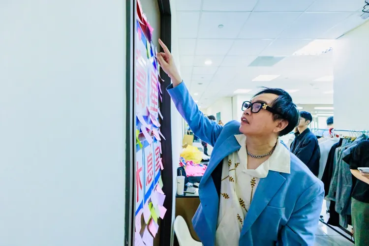 節目主持群及工作人員寫給康康生日祝福語。中視提供