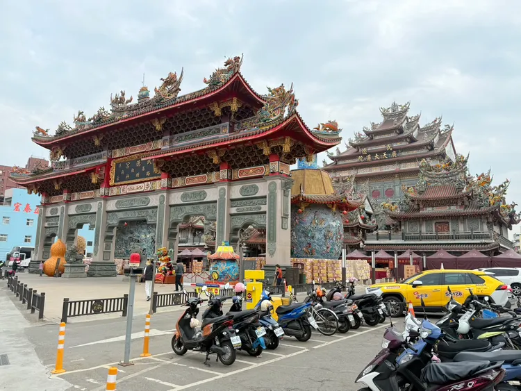 雲林北港武德宮主祀武財神，香火顯赫參拜信眾絡繹不絕。資料照