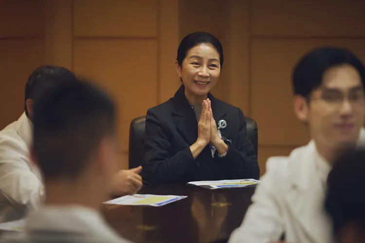 方文琳飾演院部主任秘書喬麗華。大愛提供