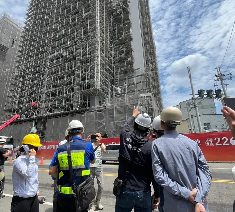 台中市政府將依職安法、建築法對施工單位處以合計最高48萬元罰鍰。民眾提供