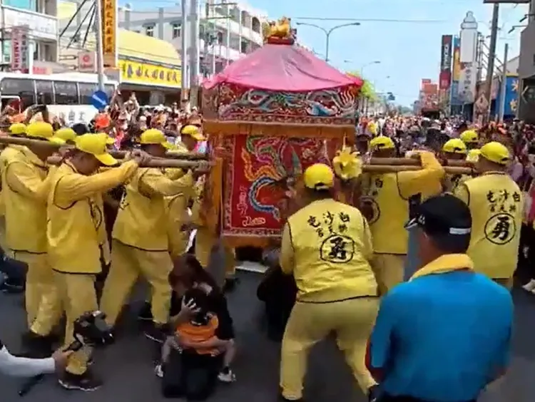 鑾轎停留在母女頭上為她們祈福後才離開。翻攝白沙屯媽祖直播