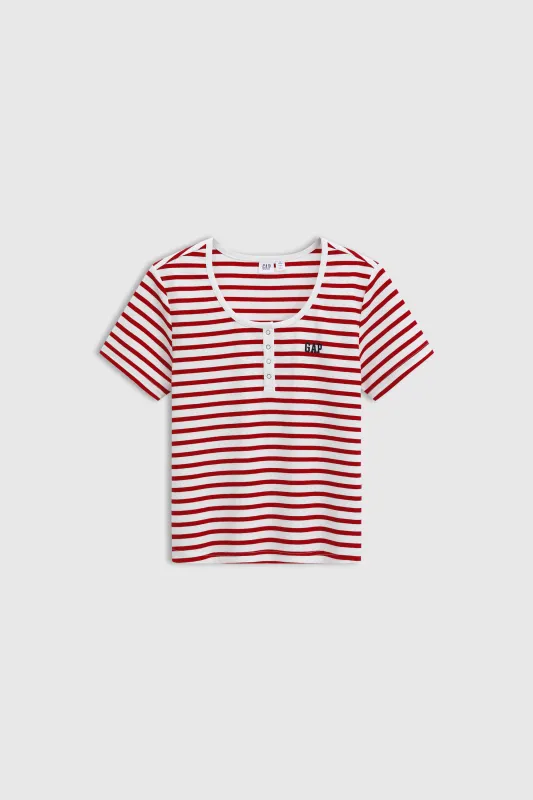 Gap羅紋亨利領條紋T恤，999元。品牌提供