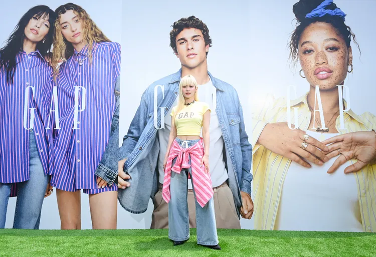 陳泳希以短版上衣、牛仔褲展現甜酷穿搭。品牌提供