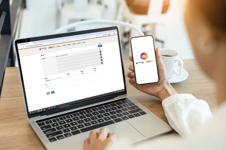 目前應用領域以內部行政作業(39%)與智慧客服(15%)最為普遍。圖為台灣大研發「AI聽寫大哥」。台灣大哥大提供