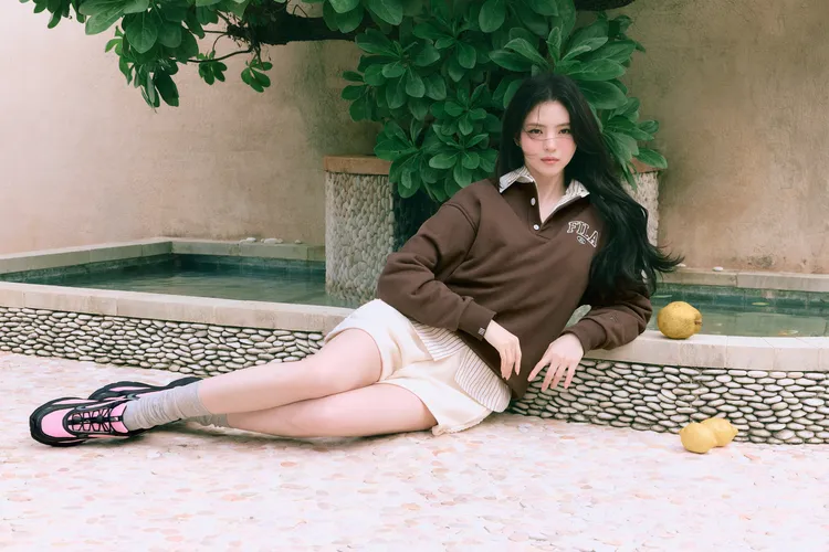 韓素希在全新形象照中大曬修長美腿。品牌提供