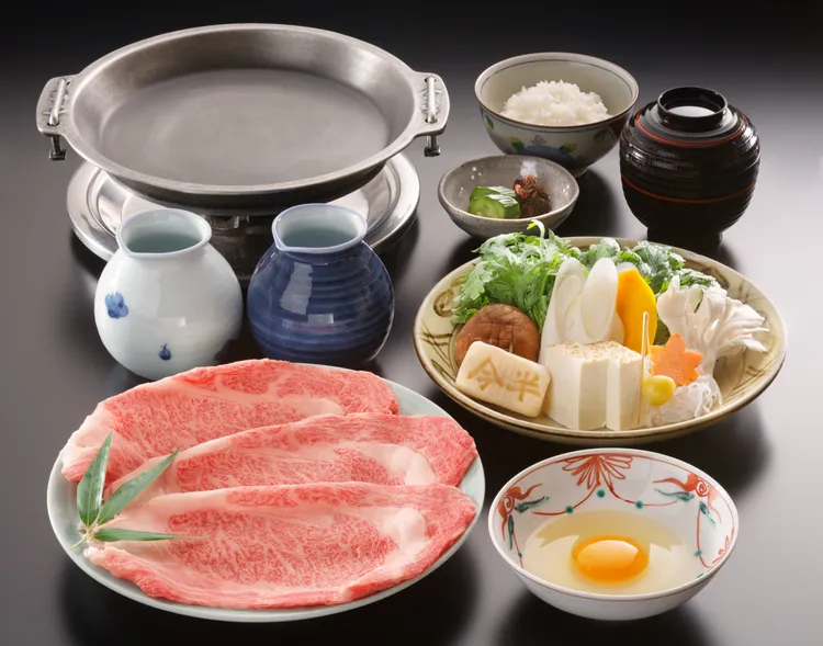 從食材、技法到待客之道，人形町今半提供全套原汁原味的職人堅持，能在台品嚐與東京本店如出一轍的經典壽喜燒美味。業者提供