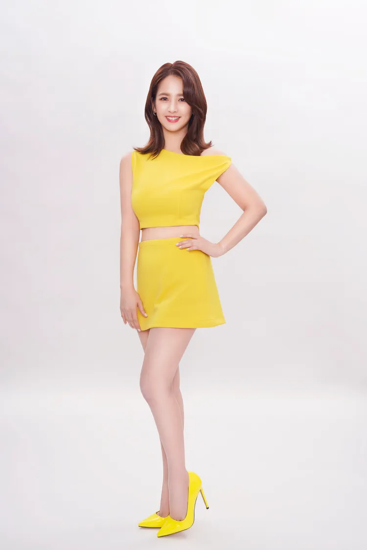 臧芮萱穿著黃色兩截式背心短洋裝，露出兩條馬甲線。Laler 菈楽提供
