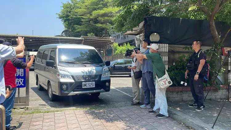 國民黨8名黨工因「死亡連署」案被帶回詢問。民眾提供