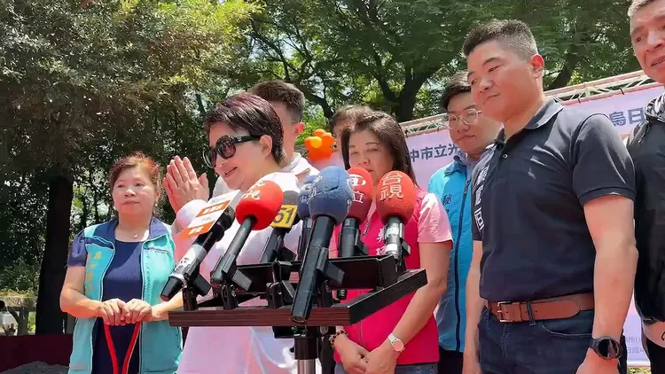 台中市長盧秀燕上午被問到國民黨市黨部被搜索的看法，僅雙手合十說「謝謝」，未發表看法。民眾提供