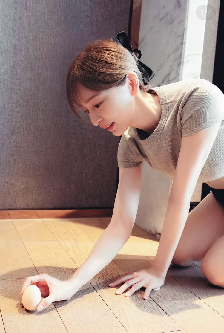 王心凌在端午節認真立蛋。翻攝王心凌IG