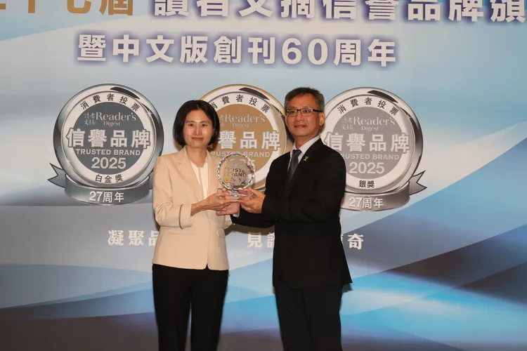 中油加油站連續25年獲讀者文摘頒發信譽品牌白金獎，由油銷事業部零售室主任曹金萍（左）代表受獎。圖由讀者文摘提供