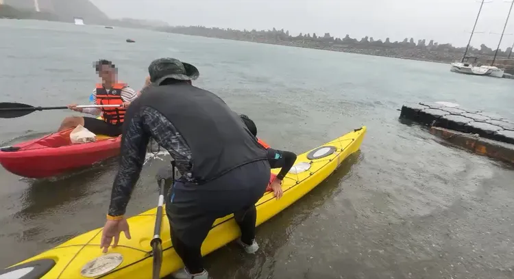 基隆地區今天上午突然下起大雨，導致多艘在八斗子外海進行訓練的獨木舟失控翻覆。翻攝照片