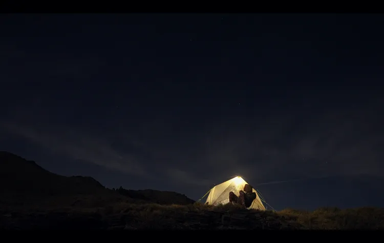 張震嶽在沉靜的大自然中，自療喪母之痛。本色音樂提供