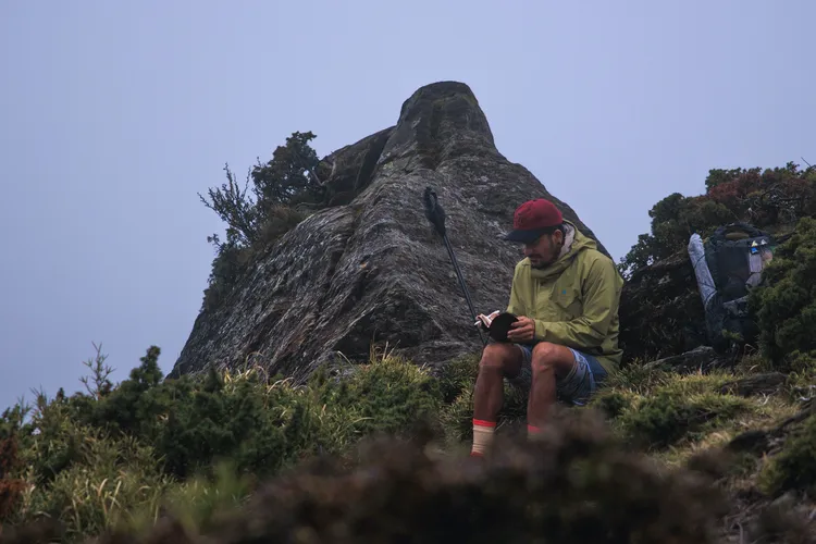 張震嶽為MV走入山林取景。本色音樂提供