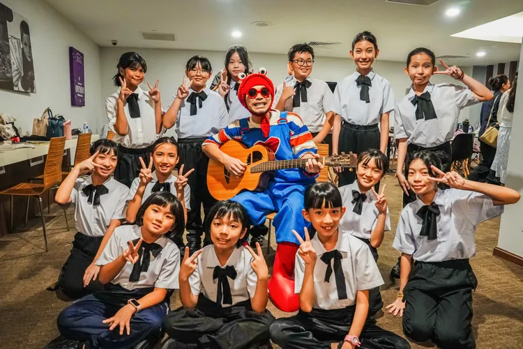黃明志特別邀請沙登一校合唱團的小學生參與合作。亞洲通文創提供