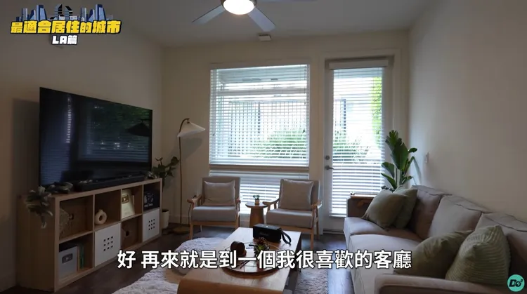 客廳擺了百萬YTR的獎牌，提醒他不要偷懶。翻攝「The DoDo Men」YT