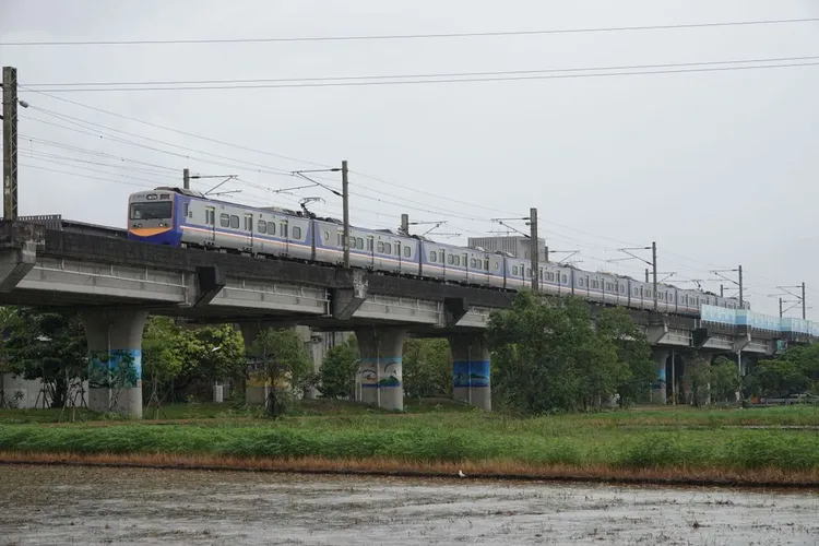 鐵道局指出，高鐵採高架橋梁設計，原則不落墩於灌排水路上，確保灌溉功能不受影響。示意圖，資料照