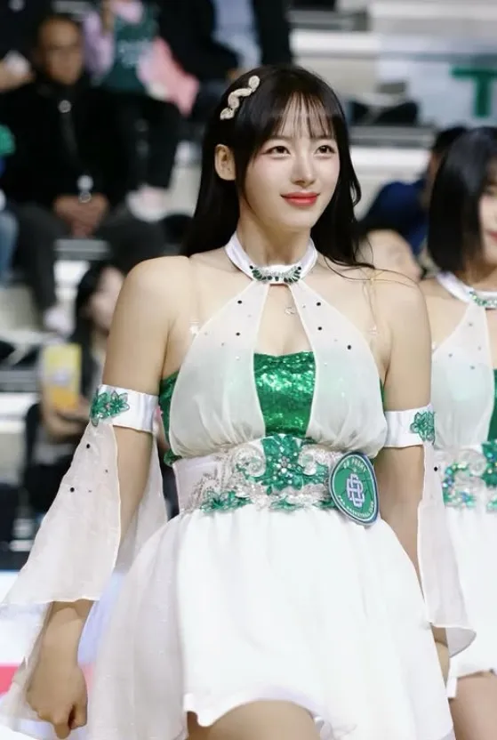 河智媛早在去年就穿過類似戰袍。翻攝河智媛IG