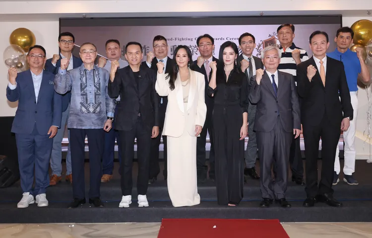 前國防部長馮世寬（前排左二起）、愛爾麗集團董事長常如山、關穎、林熙蕾、警政署長張榮興、刑事警察局長周幼偉等，呼籲全民一起打擊詐騙行為。彭欣偉攝