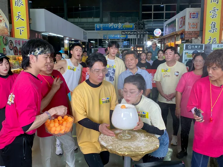 陳隨意（左）和老婆謝宜君出外景玩遊戲。民視提供