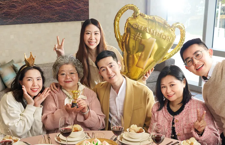 預訂母親節桌席午宴專案，每20人以上再享專屬獨立包廂，再贈果汁無限暢飲，宴會廳寬敞優雅，更適合歡聚用餐。台北國泰萬怡酒店提供