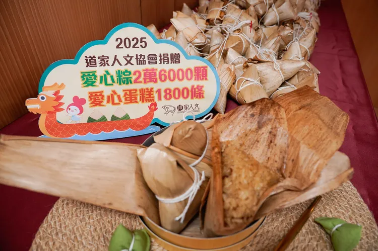 道家人文協會13年累計捐出超過22萬顆粽子，累積超過5座玉山高度。社會局提供